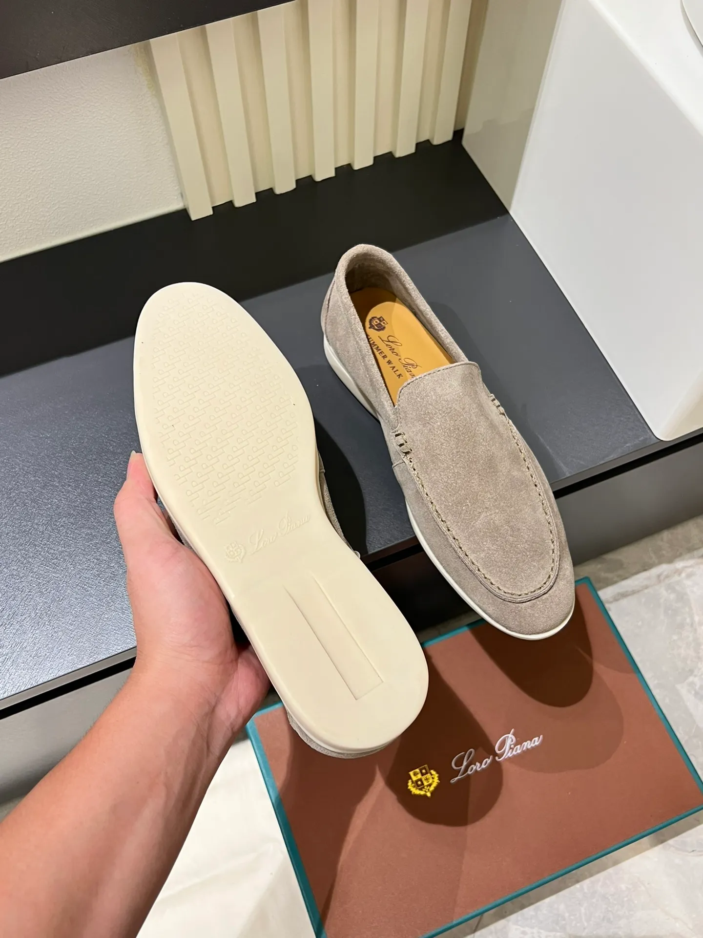 Men's shoes 💰p360 "Loro men's shoes 💰pian'*" Classic L men's shoes for couples 💰p Top version British flat loafers, a must-have item in old money style, the minimalist design is eye-catching and durable, a plus point for dressing The soft foot feel and texture are outstanding. They don’t scratch your feet and are very nice. They are matched with soft and waxy soles. They can be worn daily for a long time without getting tired. They are easy to wear, versatile and classic items, with perfect foot feel and texture! Imported cashmere fabric, the lining is made of imported A-grade water-dyed cow lining, the top version of the genuine leather midsole is sewn with pure handmade mark thread! Size: Female 35-40 (34. Customized) Male 38-44 (45.46. Customized)